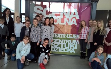 Uczennica klasy IV reprezentuje naszą szkołę  na deskach teatru „Łejery”